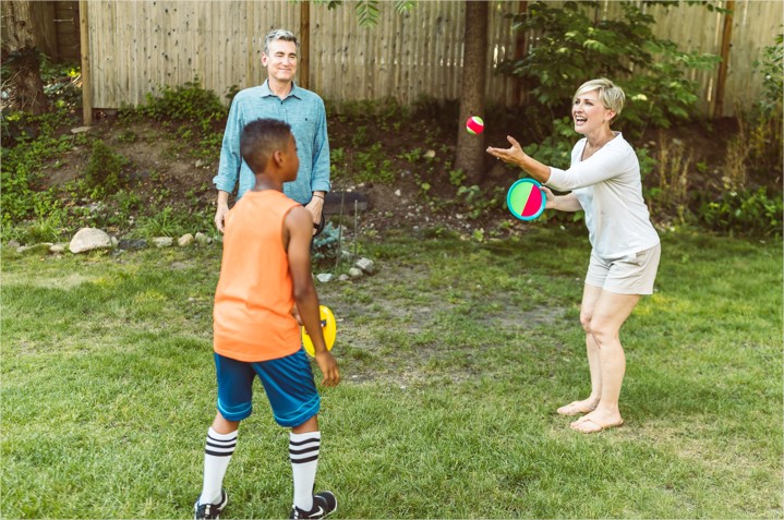 Parents qui jouent avec leur enfant.jpg - Photos