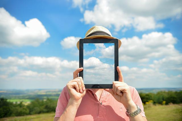 personne derrière un ipad