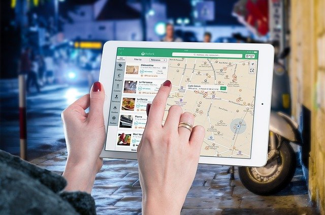 Quelqun qui regarde une carte sur un ipad