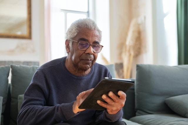 personne agé qui utilise un ipad
