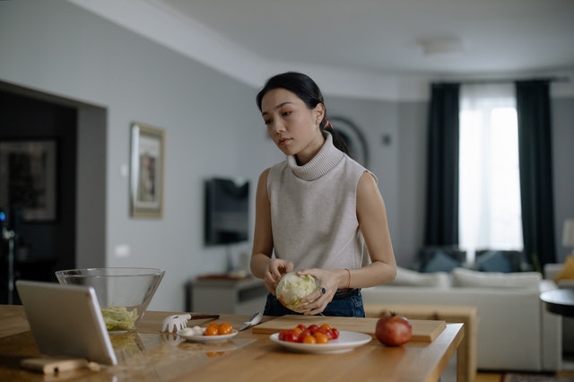 personne qui cuisine en regardant la recette sur un ipad