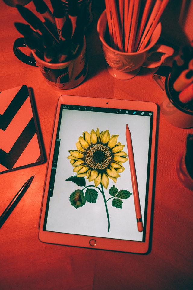 fleur dessinnée avec un apple pencil sur un ipad