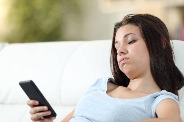 fille blasé qui regarde son smartphone