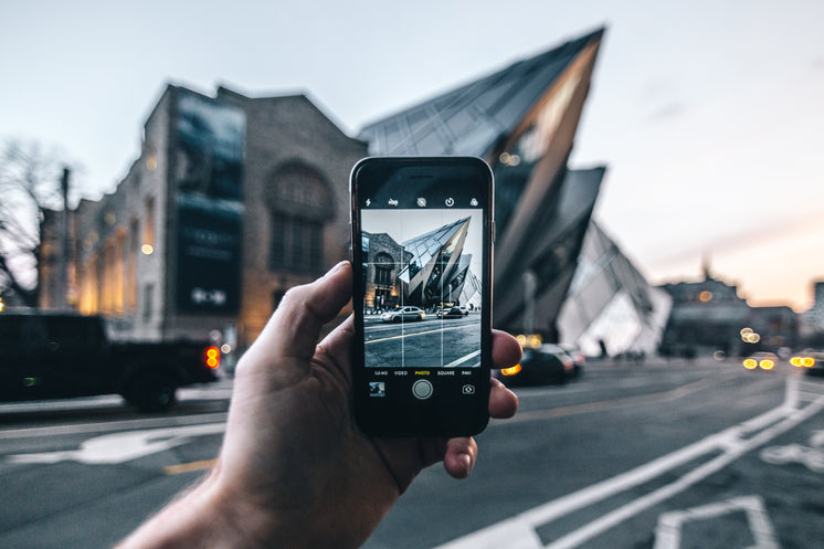 phone-taking-photo-of-museum